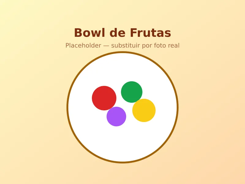 Bowl de iogurte natural coberto com frutas vermelhas, banana e granola dourada